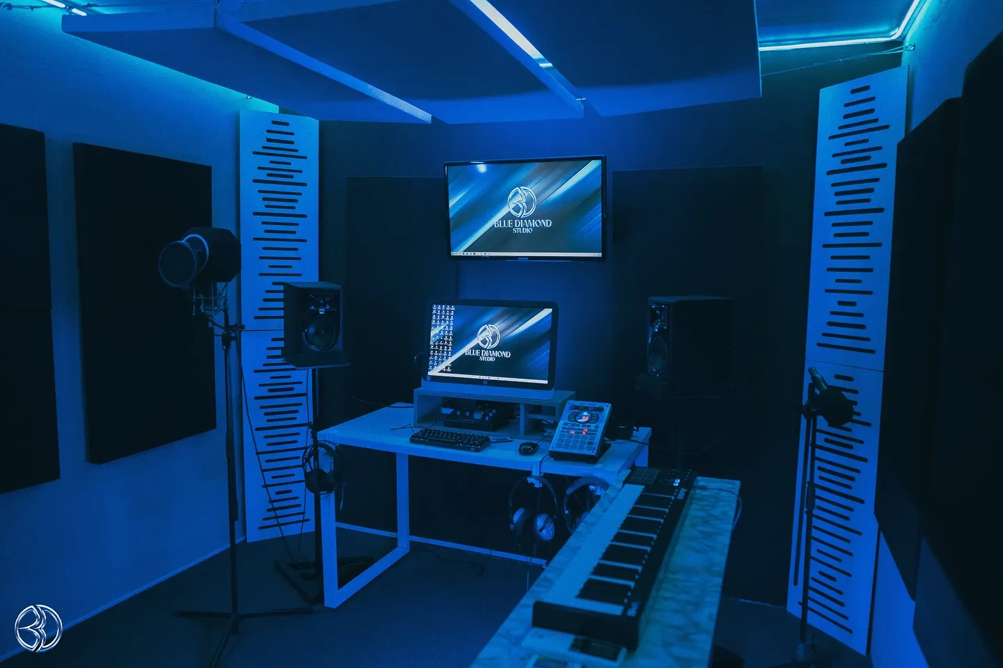 Estudio con trampas de bajo ranuradas y luz azul