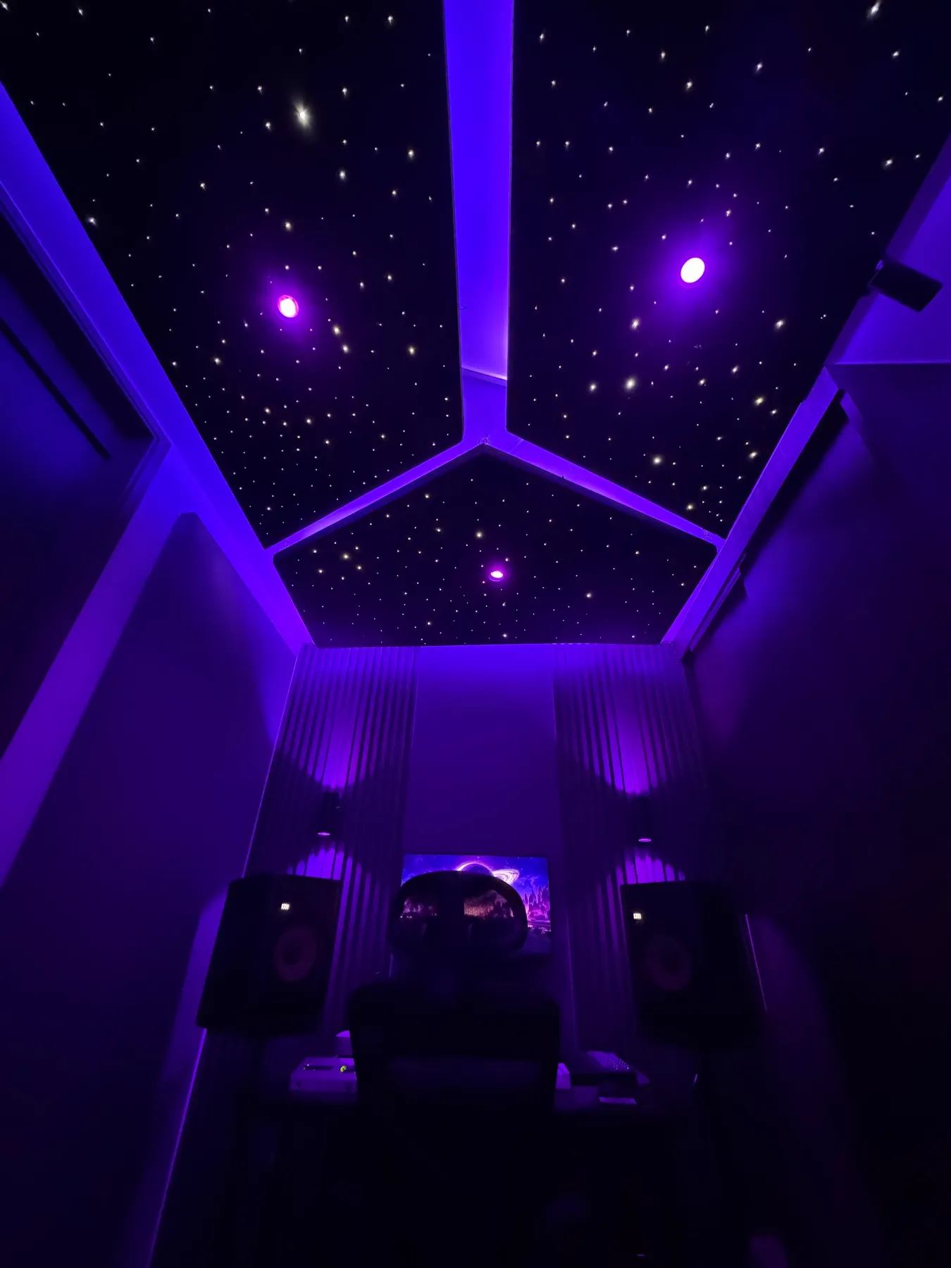 Estudio con techo de fibra óptica tipo cielo estrellado, nubes con LED violeta y paneles ranurados