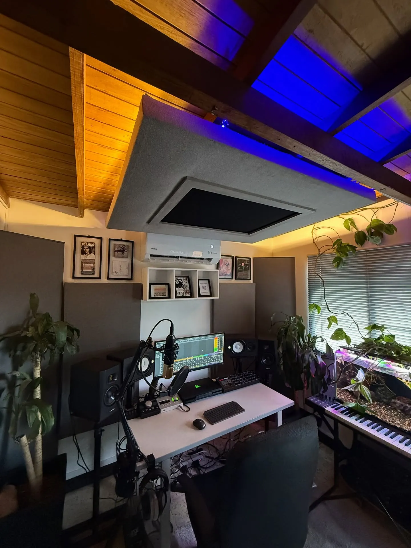 Nube acústica con LED azul sobre el puesto de mezcla