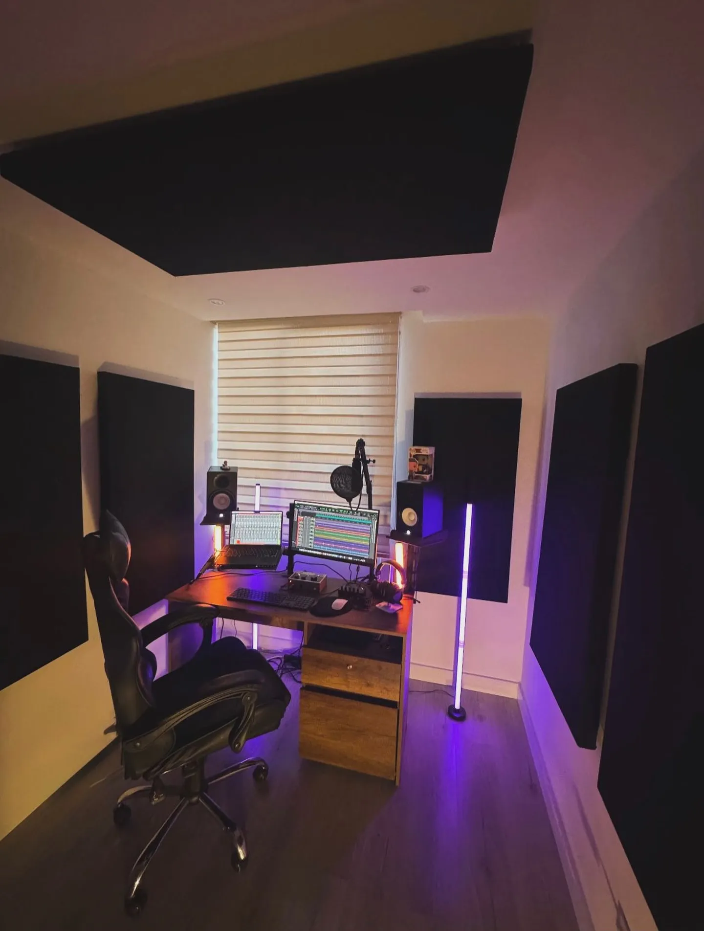 Home studio con paneles negros y nube en el techo