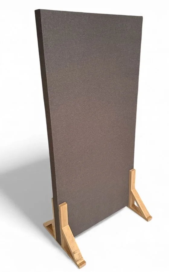 Panel acústico móvil gris sobre base de madera