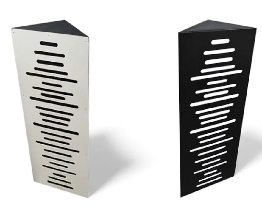 Dos trampas de bajo triangulares, una blanca y una negra, con ranuras horizontales