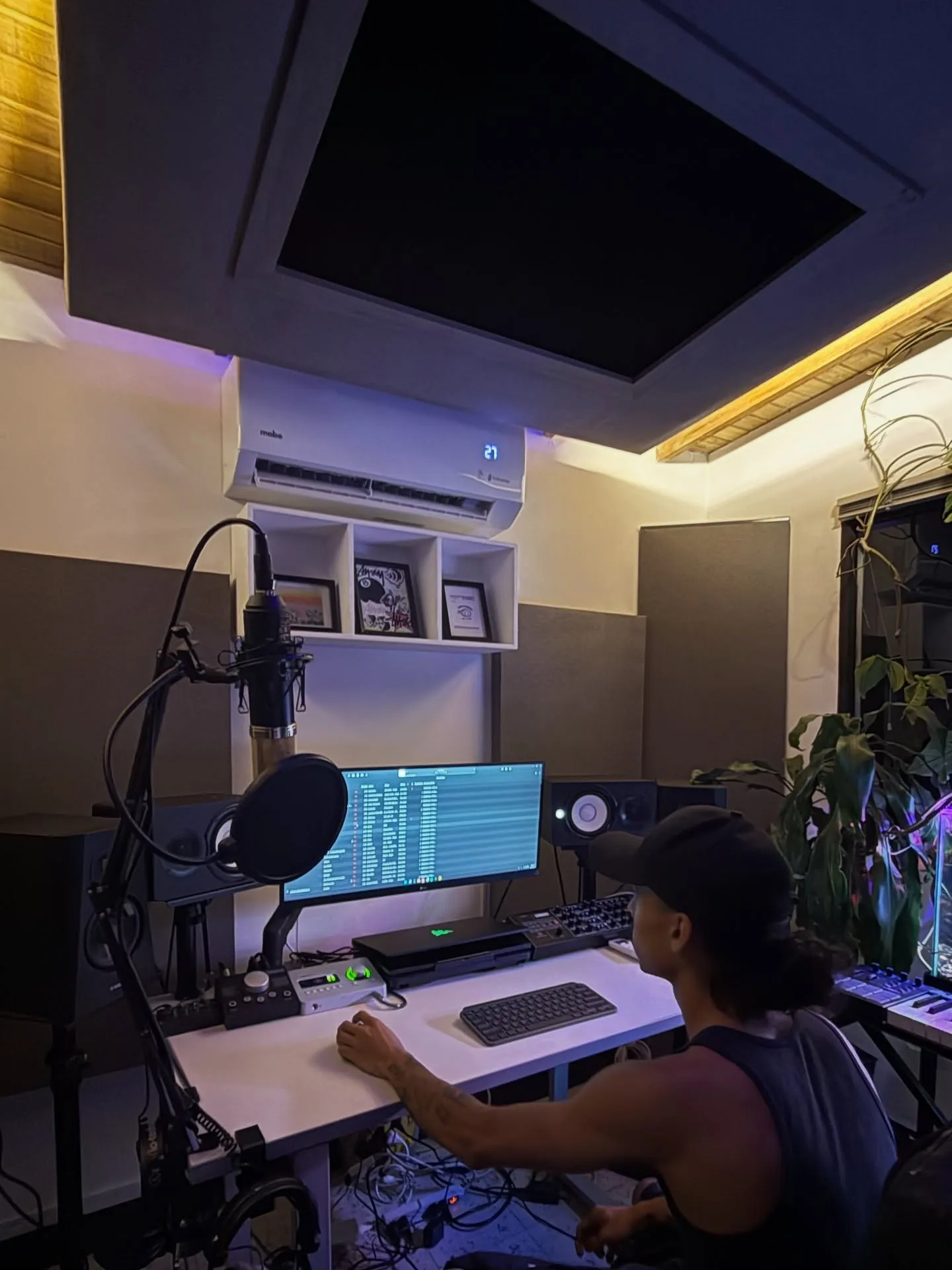 Productor trabajando en un estudio tratado por AudioProCol